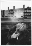 405716 Afbeelding van een man die hasj rookt in een plantsoen te Houten.